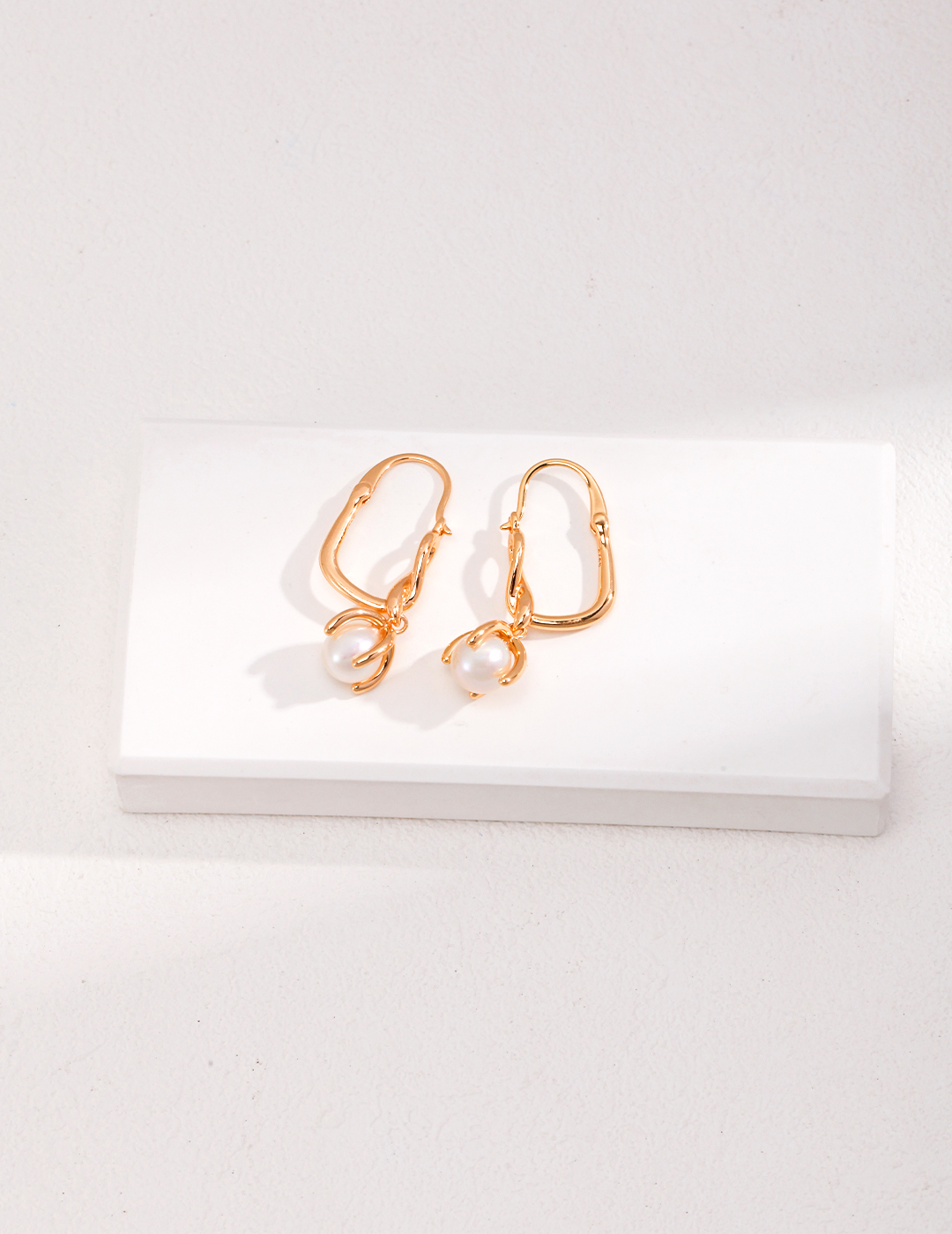 Q.U.E.E.N Pearl Hoop Earrings | 18 K Gold Vermeil Hoop Earrings with Freshwater Pearls